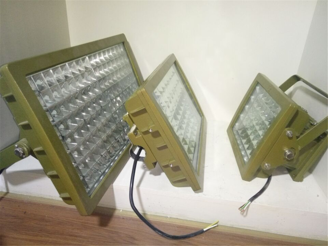 新疆化工厂照明LED防爆灯油田照明专用200W防爆灯批发