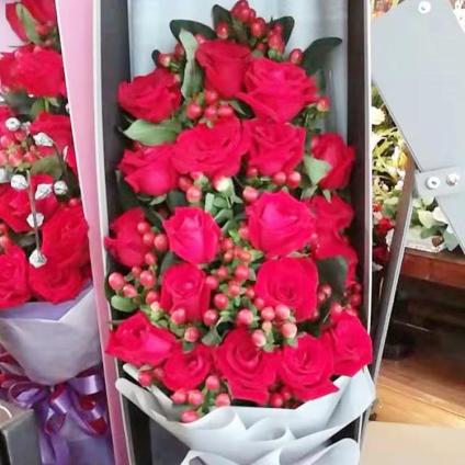 红玫瑰花束 创意礼盒花束 鲜花花束