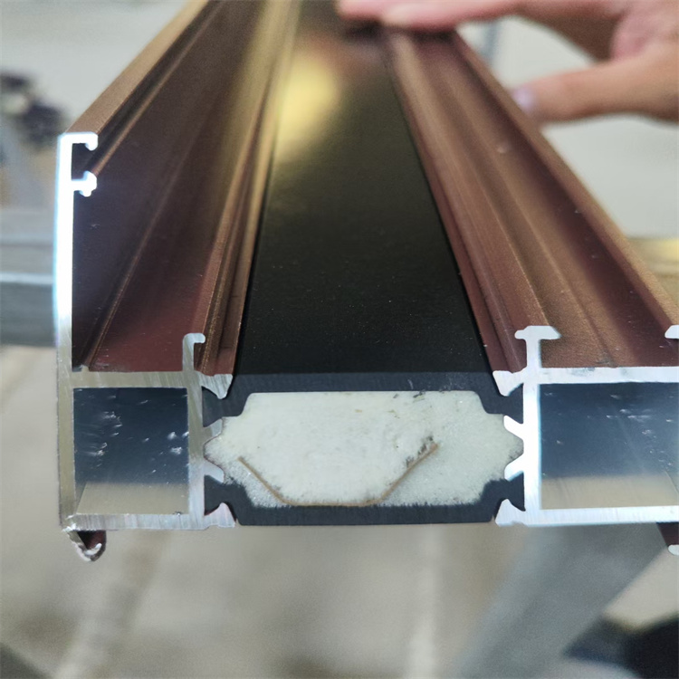 山西临汾市穿纸条聚氨酯发泡机聚氨酯铝型材门窗保温隔热隔音生产厂家