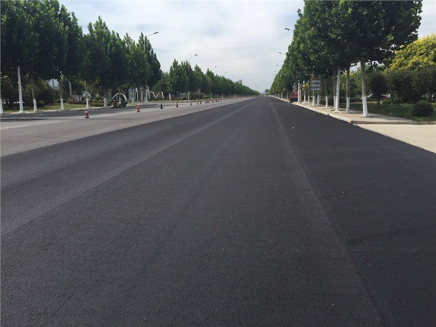 公路养护纤维微表处施工。承接云南省丽江市纤维微表处路面铺设养护。
