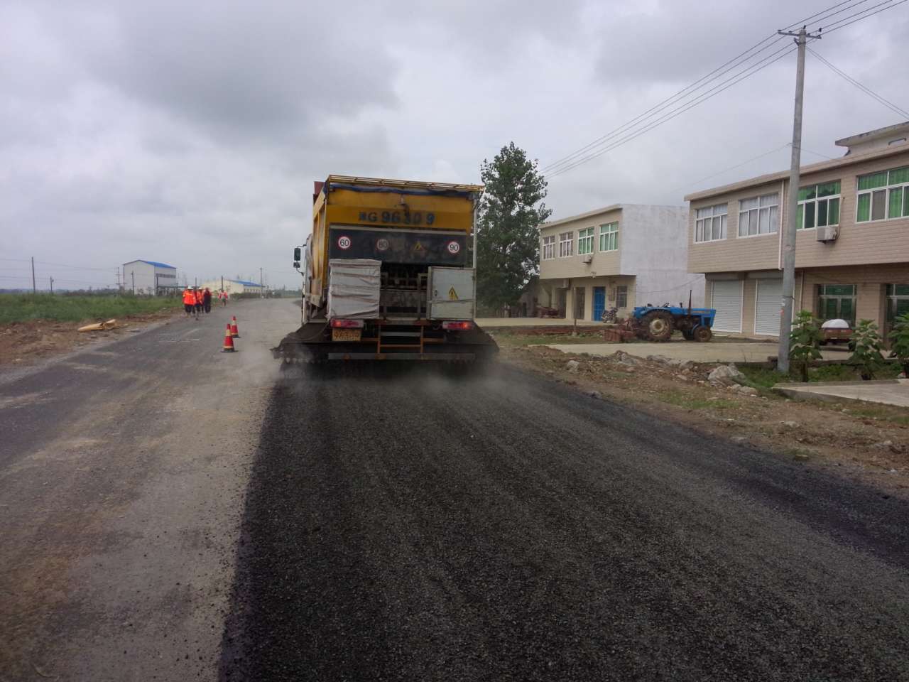 承接云南省迪庆州改性乳化沥青同步封层路面养护。乳化沥青路面修补施工。