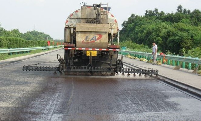 道路养护乳化沥青路面修补。承接湖南省株洲市桥面防水改性乳化沥青同步封层路面养护。