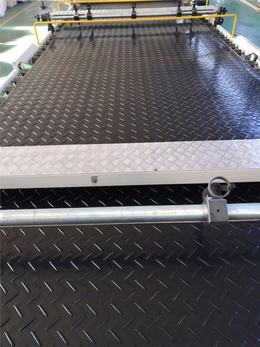 PE车底防滑板设备PE警示牌板生产线